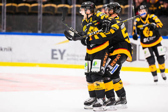 Skellefteås Oscar Möller och Emil Djuse jublar