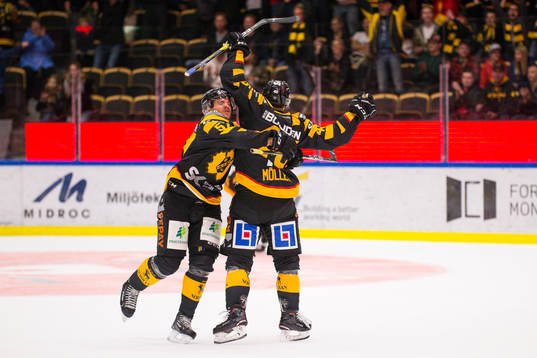 Skellefteås Oscar Möller och Emil Djuse  jublar