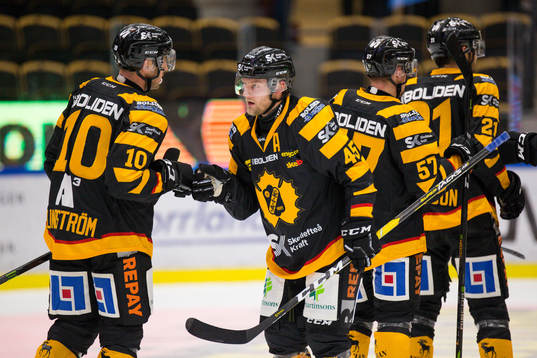 Skellefteås Oscar Möller och Joakim Lindström jublar