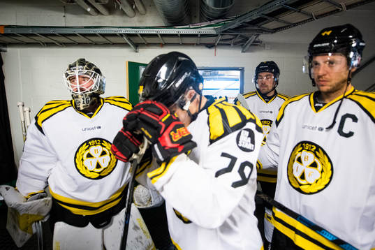Brynäs målvakt David Rautio, Daniel Mannberg och Jacob