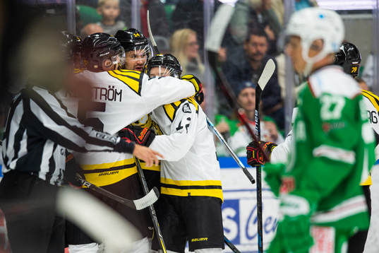 Brynäs Johan Alcén jublar med lagkamrater