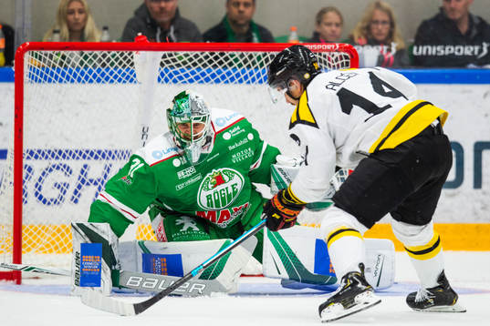 Brynäs Johan Alcén gör 0-1-målet bakom Rögles målvakt