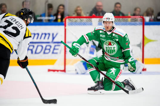 Rögles Daniel Bertov försöker täcka skott från Brynäs