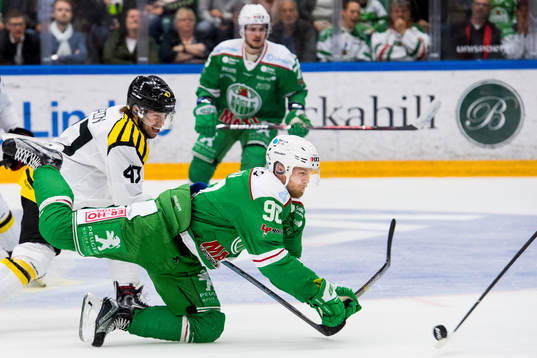 Rögles Ted Brithén faller i kampmmed Brynäs Eric Norin