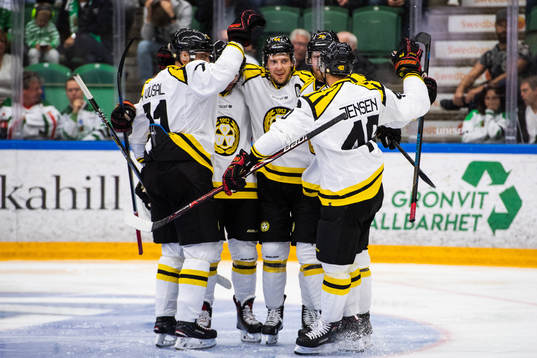 Brynäs Jacob Blomqvist jublar med lagkamrater