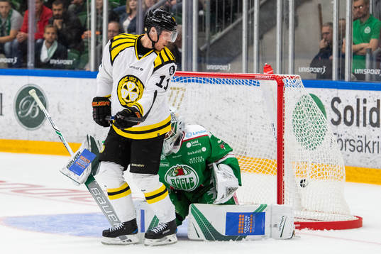 Brynäs Joel Kellman ser pucken gå i mål bakom Rögles