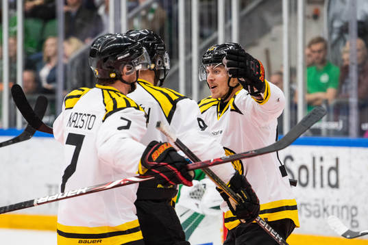 Brynäs Joel Kellman jublar med målskytten Niclas