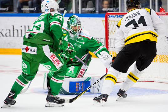 Brynäs Robert Kousal oroar vid Rögles målvakt Ville