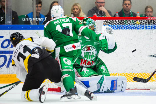 Brynäs Robert Kousal gör 0-4-målet bakom Rögles