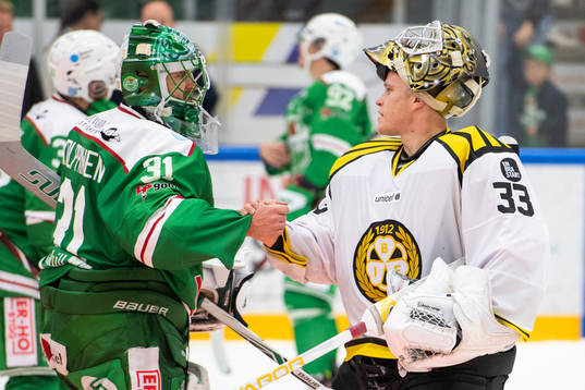 Rögles målvakt Ville Kolppanen tackar Brynäs målvakt