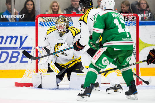 Brynäs målvakt Tomi Karhunen gör en räddning