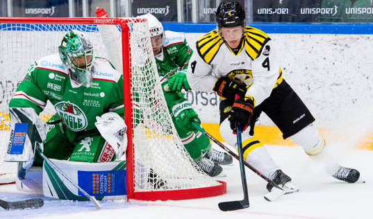 Brynäs Niclas Lundgren oroar mot Rögles Daniel Bertov och