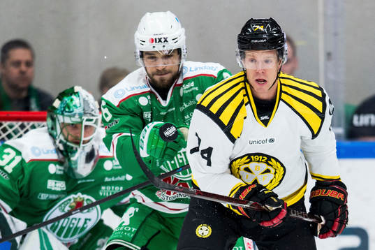 Brynäs Nicklas Danielsson och Rögles Craig Schira