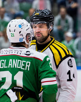 Rögles Nils Höglander och Brynäs Johan Alcén i dispyt