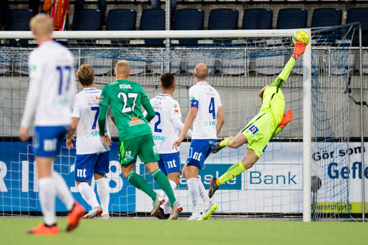 Norrköpings målvakt Isak Pettersson med en räddning med