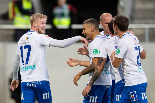 Norrköpings Kalle Holmberg (v) jublar med lagkamrater