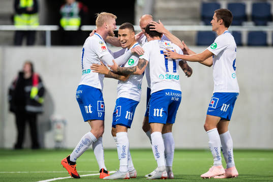 Norrköpings Kalle Holmberg (v) jublar med lagkamrater