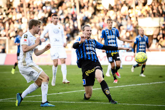 Sirius Daniel Jarl styr undan ett inlägg
