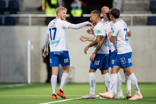 Norrköpings Kalle Holmberg (v) jublar med lagkamrater