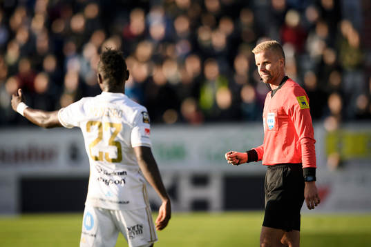 Östersunds Samuel Laryea Mensiro samtalar med domaren