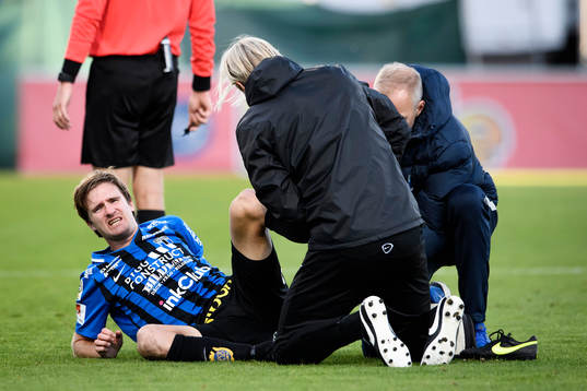 Sirius Ian Sirelius ligger ner och får vård