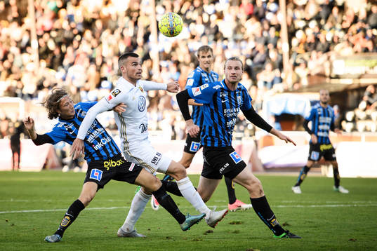 Östersunds Dino Islamovic i kamp om bollen med Sirius Axel