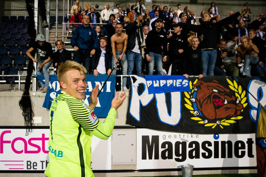 Norrköpings målvakt Isak Pettersson leder en sång med de