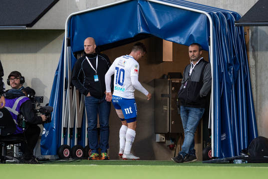 Norrköpings Simon Skrabb lämnar plan skadad