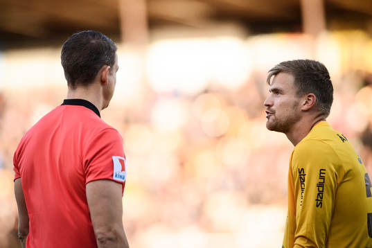 Sirius målvakt Lukas Jonsson samtalar med assisterande