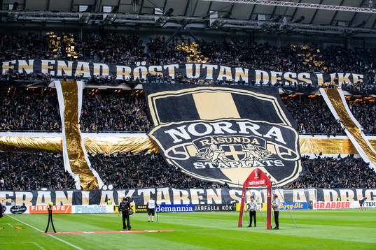 s supportar innan fotbollsmatchen i Allsvenskan mellan AIK