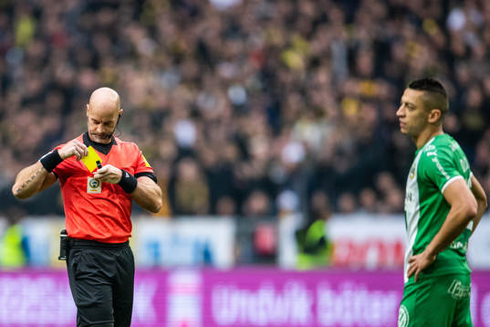 Nikola Djurdjic får gult kort