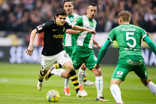 s Tarik Elyounoussi i kamp om bollen med Hammarbys Nikola