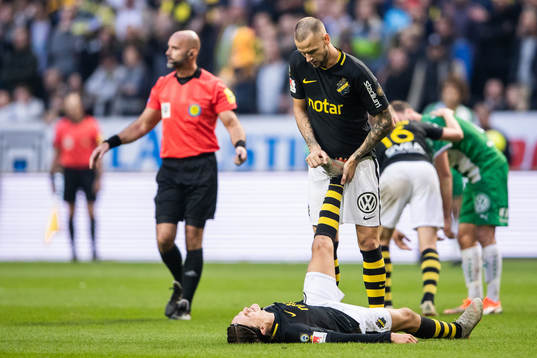 s Alexander Milosevic hjälper Kristoffer Olsson som har ont