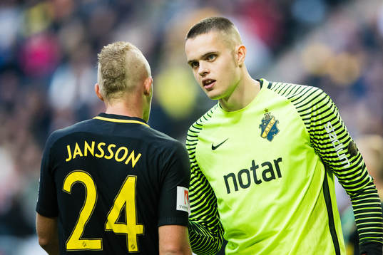 s Robin Jansson och målvakt Samuel Brolin