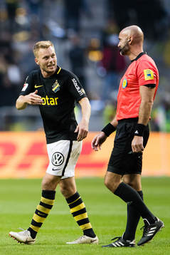 s Sebastian Larsson och domare Stefan Johannesson