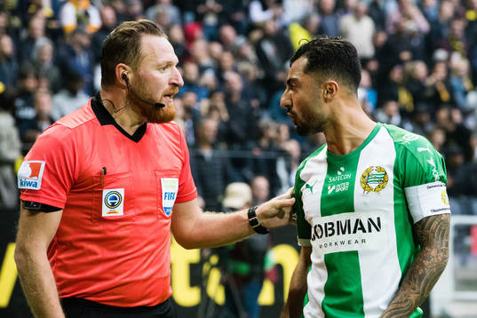 Linjedomare Mehmet Culum samtalar med Hammarbys Jiloan Hamad