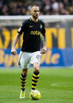 s Alexander Milosevic med bollen
