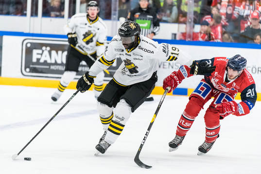 s Daniel Muzito Bagenda i hård kamp om pucken med