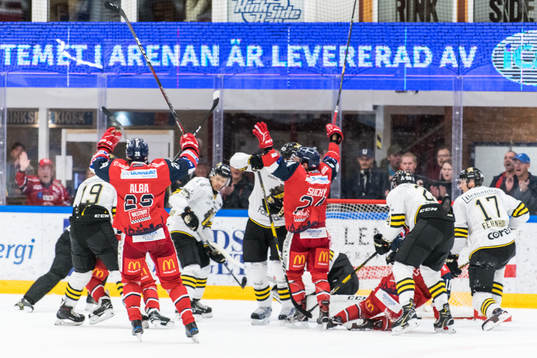 Västerviks spelare jublar