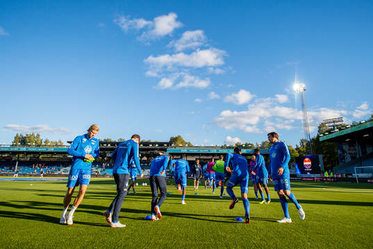 Erling Braut Håland and the players of Molde warm-up