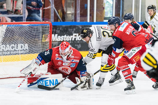 s Sam Marklund i hård kamp framför mål med Västerviks