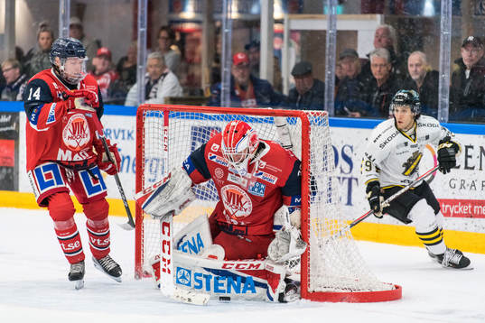 Västerviks målvakt Emil Kruse med en räddning