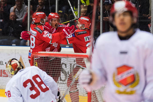 Modos Patrik Karlkvist jublar då han gjort mål