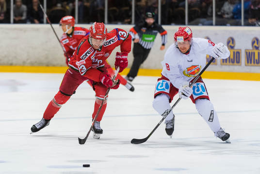 Modos Anton Karlström kampar mot Almtunas Adam Thilander
