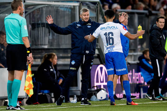 Ole Gunnar Solskjær, manager of Molde, talks to Etzaz