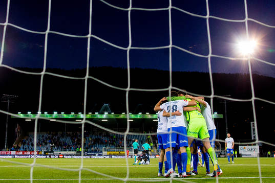 Goalkeeper Andreas Linde and the players of Molde celebrate