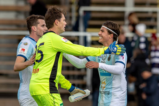 Gefles målvakt Mattias Hugosson och Melvin Mårtensson