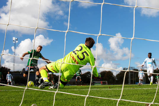 Varbergs Perparim Beqaj gör 1-1 på Gefles målvakt