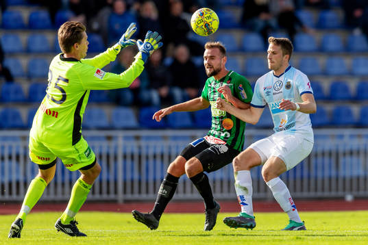 Varbergs Perparim Beqaj mot Gefles målvakt Mattias