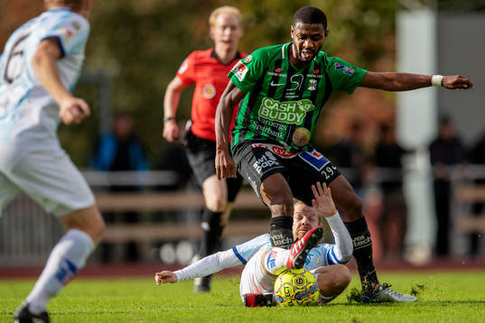 Varbergs Izuchukwu Emeh mot Gefles Jonas Lantto